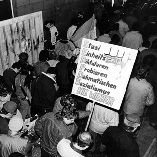 Demonstrationszug zur Stasizentrale 1990