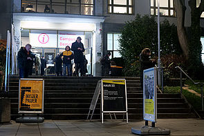 Auf dem Bild sieht man den Treppenabsatz zum Infopoint auf dem Campus für Demokratie in Berlin-Lichtenberg.