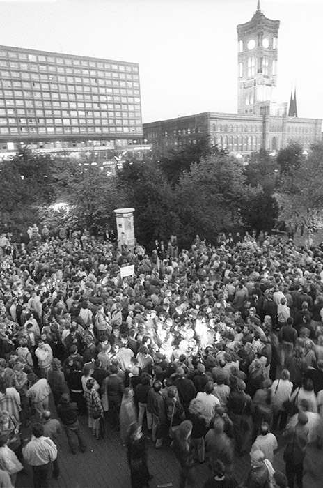 Demonstration gegen die Wahl von Egon Krenz in Ost-Berlin.