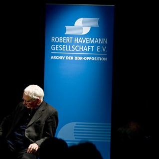 Veranstaltung der Robert-Havemann-Gesellschaft mit Roll-up im Hintergrund