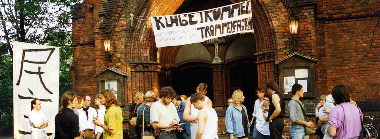 Menschen versammeln sich vor Kirche zum Protest